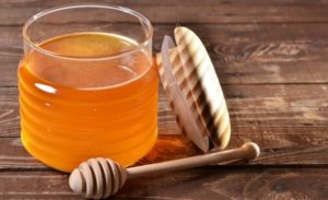 Мёд для лечения геморроя: показания и противопоказания, народные рецепты и правила терапии, побочные реакции и меры предосторожности, польза продукта